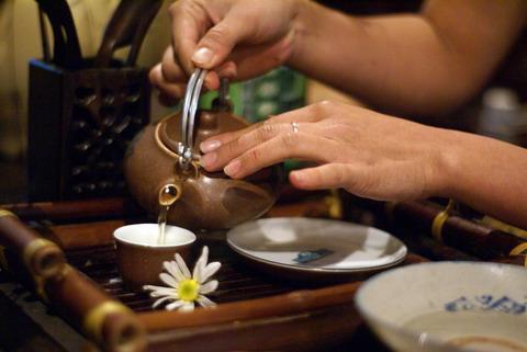 Uống trà - hãy thử trà xanh, bạn có thể thay thế cho cà phê, cũng như các loại trà thảo dược. Trà xanh giúp bạn làm giảm nguy cơ loãng xương.