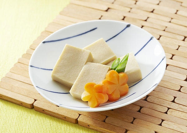 Đậu hủ được mệnh danh là “phó mát của châu Á” (the cheese of Asia), loại thực phẩm này chứa nhiều các viamin và khoáng chất cần thiết cho xương.