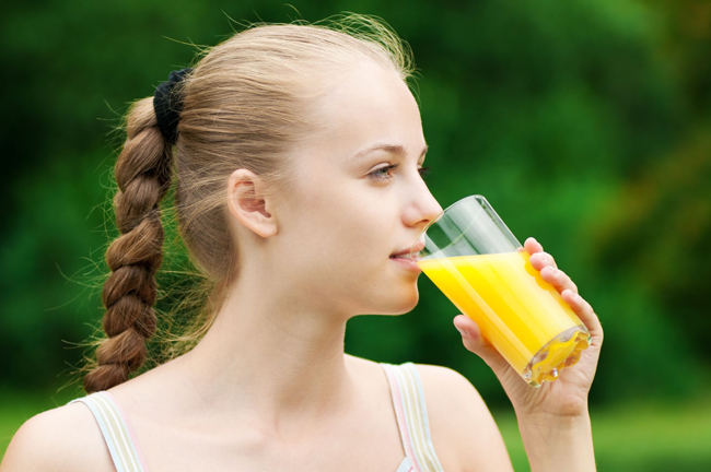 Nước cam - dù 1 ly nước cam vắt không có vitamin D hoặc calcium nhưng lại có nhiều vitamin C. Nhiều nghiên cứu cho thấy vitamin C sẽ “dọn đường” cho sự hấp thu calcium.