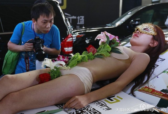 Đây không phải là lần đầu tiên xuất hiện sự kiện phục vụ món sushi trên cơ thể khỏa thân của những cô gái xinh đẹp. Hồi tháng 6 vừa qua, tại một triển lãm ôtô ở Thẩm Dương, bữa tiệc sushi tương tự đã được tổ chức.