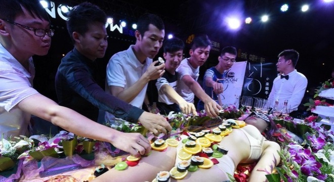 Gần 100 khách hàng, hầu hết là nam giới đã thay nhau vây quanh bữa tiệc sushi “độc”.