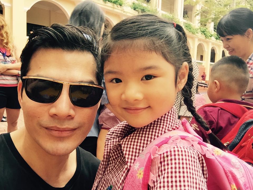 Trần Bảo Sơn đưa con gái yêu đi tựu trường sau tin đồn tình cảm