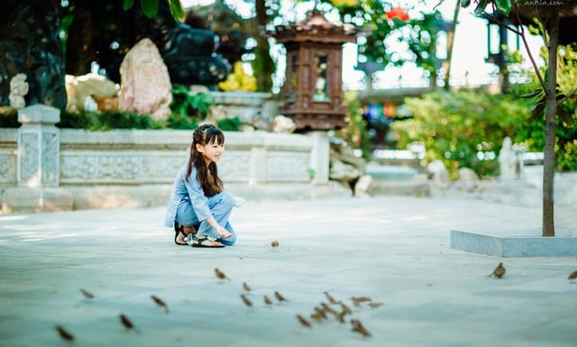 Cô bé Nguyễn Hoàng Vân Khánh, năm nay mới 7 tuổi thể hiện nét đẹp vô cùng tự nhiên.