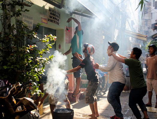 Tuy nhiên, ở một vài con hẻm nhỏ, cảnh cướp cô hồn diễn ra khá yên ắng, chỉ vài người tham gia.