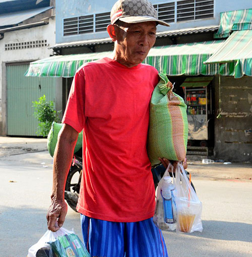 Gạo, mì gói, dầu ăn, nước mắm... là những thực phẩm được các ông chủ kinh doanh phân phát cho người nghèo dịp rằm tháng bảy.