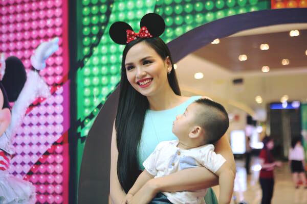 Con trai MC Thanh Thảo Hugo nhìn Hoa hậu Diễm Hương chăm chú với vẻ khá ngạc nhiên.