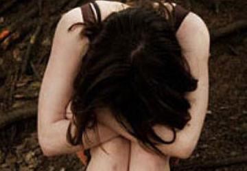 Thiếu nữ 16 tuổi bị gã trai lạ xông vào nhà hiếp dâm