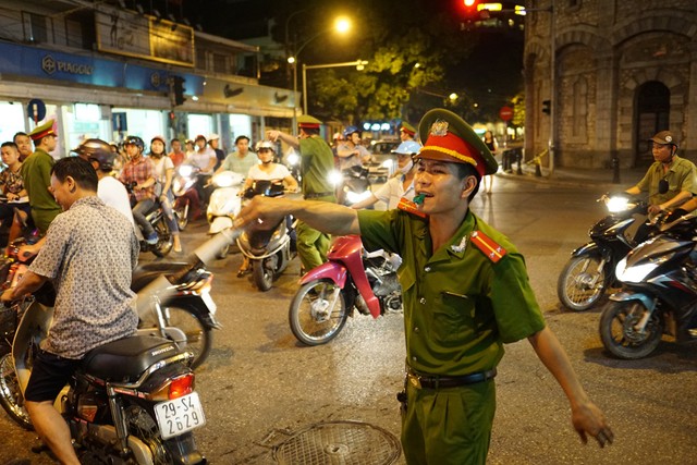 Cảnh sát và lực lượng chức năng phong tỏa nhiều con đường xung quanh quảng trường Ba Đình từ rất sớm bảo đảm an ninh.