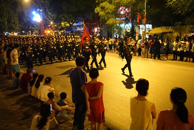 Người dân đứng kín 2 bên đường Nguyễn Thái Học chờ đoàn diễu hành.