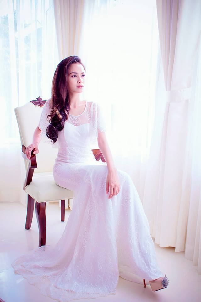 Diễm Hương duyên dáng, mơ màng như công chúa trong chiếc đầm trắng tinh khôi.