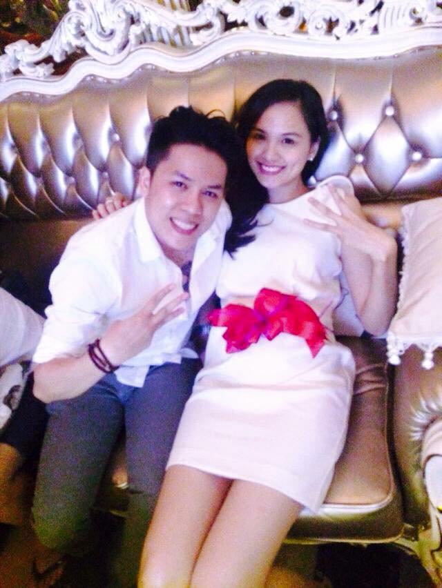 Hoa hậu Diễm Hương hạnh phúc, chụp hình xì tin bên chồng.