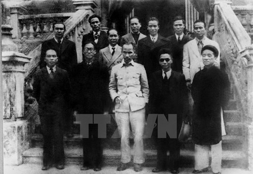 Ngày 25/8/1945, Ủy ban Giải phóng dân tộc do Quốc dân Đại hội Tân Trào cử ra được cải tổ thành Chính phủ lâm thời do Chủ tịch Hồ Chí Minh làm Chủ tịch.