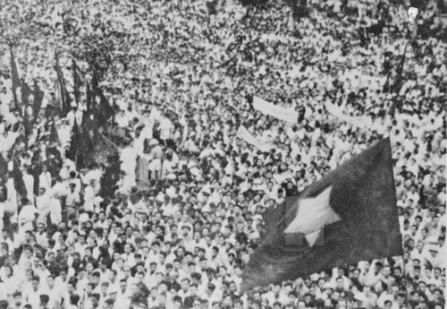 Đông đảo nhân dân tập trung tại vườn hoa Ba Đình hay còn gọi là Quảng trường Ba Đình nghe Chủ tịch Hồ Chí Minh đọc Tuyên ngôn Độc Lập ngày 2/9/1945.