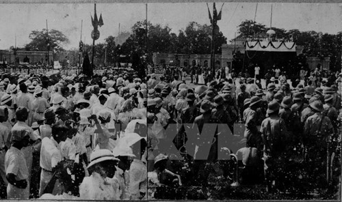 Đông đảo nhân dân tập trung tại vườn hoa Ba Đình nghe Chủ tịch Hồ Chí Minh đọc Tuyên ngôn Độc Lập ngày 2/9/1945.