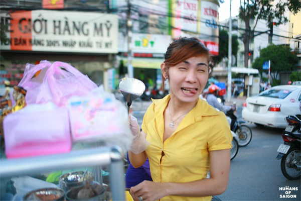 Chị Ba rất dễ gần và vui tính, khách hàng và cả mấy anh quản lý đô thị Sài Gòn đều rất quý chị. (Ảnh: Humans of Saigon)