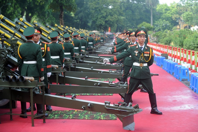 Đảm nhận việc bắn pháo là Lữ đoàn Pháo binh Tất Thắng (Binh chủng Pháo binh). Mỗi khẩu pháo có ba chiến sĩ điều khiển, gồm một người nạp đạn, một người lên đạn và một người giật cò. Để đảm bảo phục vụ lễ Quốc khánh, trong mấy ngày qua, các chiến sĩ trong đội hình bắn pháo liên tục luyện tập.