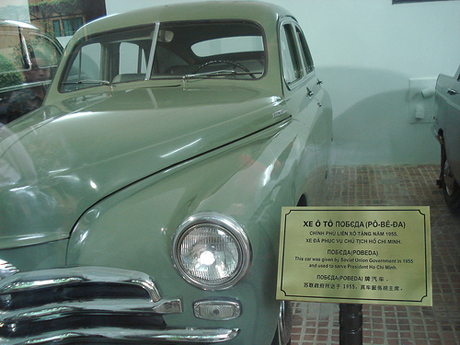 Chiếc ôtô đầu tiên của Bác là một chiếc Pobeda do Liên Xô tặng Việt Nam vào năm 1955. Vận tốc tối đa của xe là 140km/h. Xe đã phục vụ Bác từ năm 1957 đến năm 1969 và đã chạy được 39.463km.