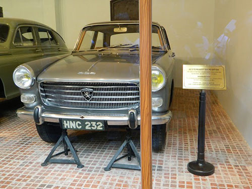 Xe Peugeot 404 là một trong hai chiếc ôtô của Việt kiều ở Xăngtôvila và Rômia (tên một tỉnh thuộc địa của Pháp) biếu Chủ tịch Hồ Chí Minh ngày 8/3/1964. Xe có vận tốc tối đa là 170km/h và đã chạy được 16.575km.