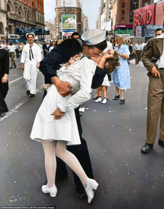 Bức ảnh nụ hôn chiến thắng trên quảng trường Thời đại, New York, Mỹ năm 1945 của nhiếp ảnh gia Alfred Eisenstaedt. Dù vô cùng nổi tiếng nhưng người ta không thể xác định nhân thân hai nhân vật chính trong bức ảnh. Ảnh: Getty