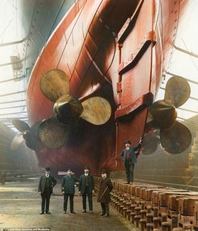 Các kỹ sư làm việc tại nhà máy đóng tàu Canada Dock ở Liverpool năm 1909. Phía trên họ là chân vịt khổng lồ của con tàu chạy động cơ hơi nước. Ảnh: Wikipedia