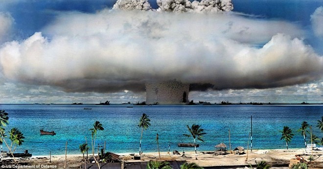 Cột nước khổng lồ trên không trung sau vụ thử bom nguyên tử ở Bikin Atoll năm 1946. Đây là vụ thử hạt nhân đầu tiên sau khi Mỹ ném bom nguyên tử xuống hai thành phố của Nhật Bản. Ảnh: Bộ Quốc phòng Mỹ