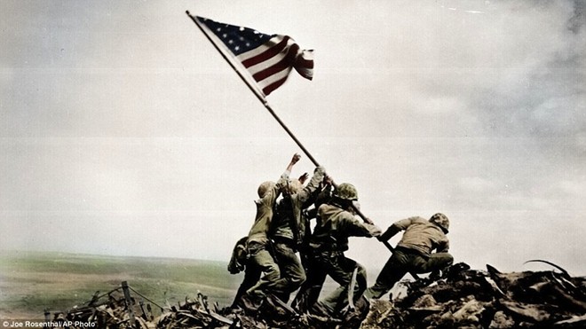 Nhóm lính thủy đánh bộ Mỹ dựng lá quốc kỳ trong trận chiến với Nhật ở Iwo Jima năm 1945. Joe Rosenthal, tác giả bức ảnh, cũng không thể xác định được nhân vật chính trong tác phẩm của mình là ai. Ảnh: AP
