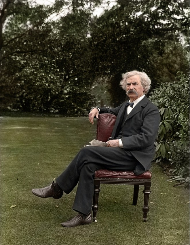 Nhà văn Samuel Langhorne Clemens, nổi tiếng với bút danh Mark Twain, thư giãn trong vườn nhà. Ảnh: Wikipedia