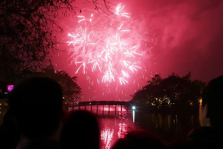 Hàng vạn người đội mưa thưởng thức màn pháo hoa tại Hồ Gươm (Hà Nội).