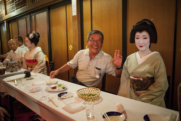 Các vị khách luôn cảm nhận được sự tinh tế và hài lòng với những gì mà các Geisha mang lại.