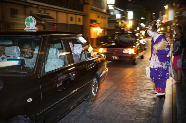 Các Geisha sau đêm diễn sẽ tiễn khách đến tận khi lên xe và cúi chào lễ phép.