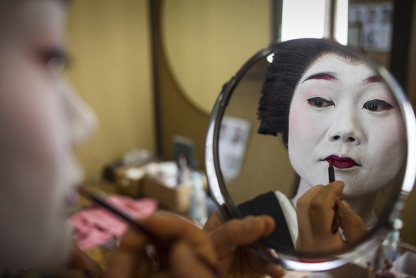 'Make up' phải cẩn thận vì nó quyết định độ xinh đẹp của geisha.