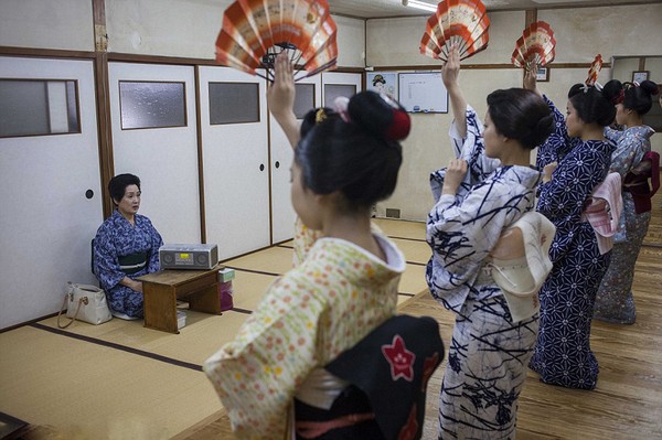Các Geisha phải học hành biểu diễn và luyện tập thường xuyên một cách bài bản.