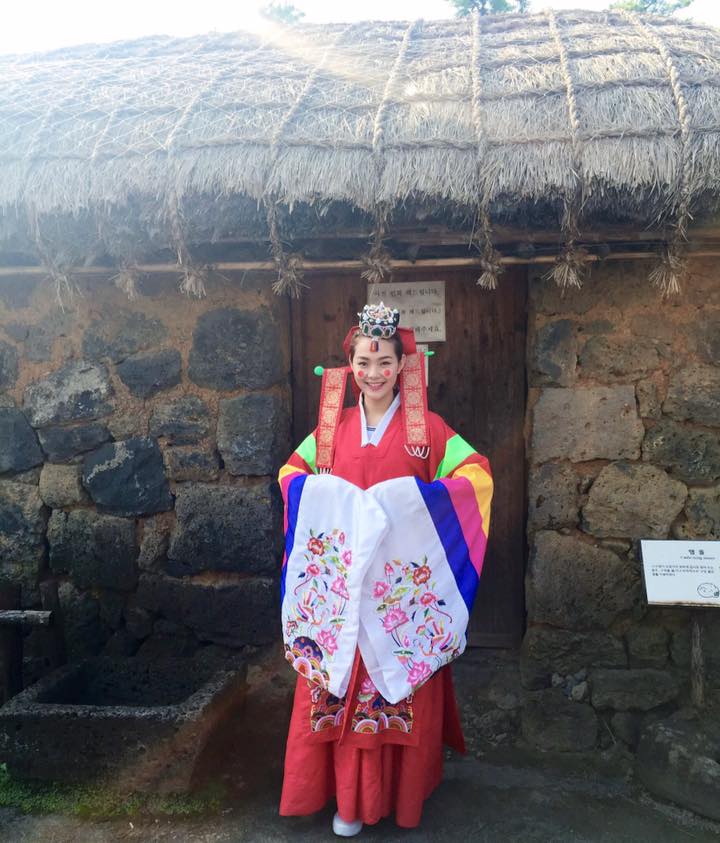 Minh Hằng xinh tươi trong trang phục truyền thống của Hàn Quốc.