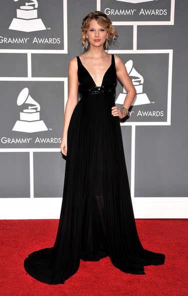 Taylor sang trọng và quý phái với đầm đen trên thảm đỏ tại lễ trao giải Grammy tháng 2 năm 2009. Thiết kế xẻ ngực sâu giúp nữ ca sĩ khoe vòng 1 gợi cảm.