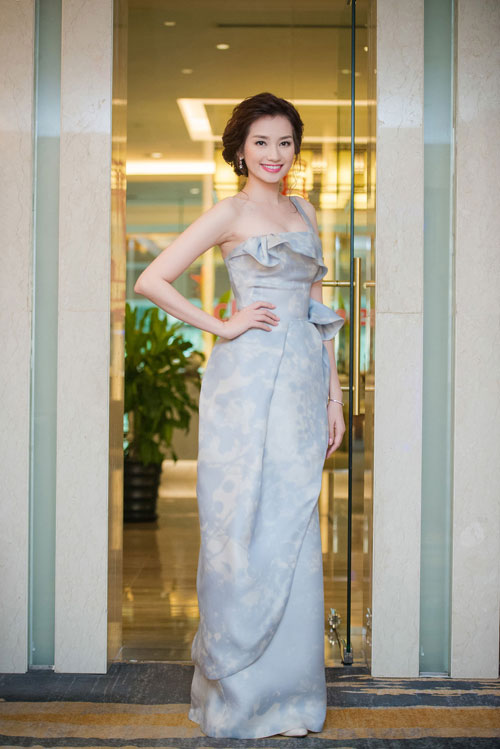 Hoa hậu Trúc Diễm khoe bờ vai trần thon thả và nụ cười rạng rỡ trong một sự kiện tại Hà Nội.
