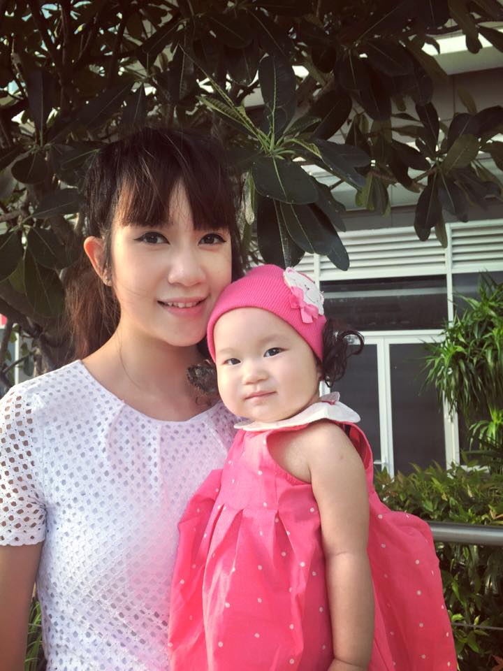 Minh Hà điệu đà chụp hình cùng con gái út.