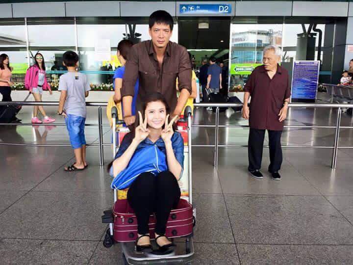 Bình Minh vô tư đẩy xe chở ... Trương Quỳnh Anh và hành lý tại sân bay.
