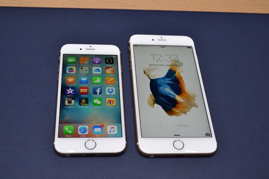 iPhone 6s (trái) và 6s Plus. iPhone 6s dùng màn hình 4.7 inch còn 6s Plus lớn hơn, 5.5 inch. Chúng có kích thước tương tự iPhone 6 và 6 Plus.