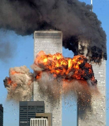 2.977 người thiệt mạng trong vụ khủng bố ngày 11/9/2001 khi hai máy bay lao vào tòa tháp đôi của trung tâm thương mại thế giới (WTC) ở New York, Mỹ, trong đó có 343 lính cứu hỏa và 23 cảnh sát của thành phố.