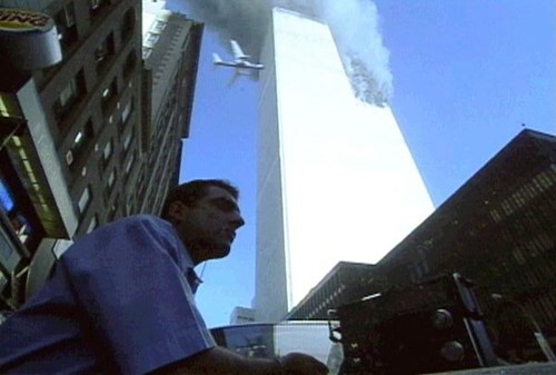 Khoảnh khắc chuyến bay số hiệu 175 của hãng hàng không United Airlines lao vào tòa pháp phía nam Trung tâm Thương mại Thế giới lúc 9h03 phút sáng ngày 11/9/2001 theo giờ địa phương. Trước đó, những tên không tặc khác đã cướp máy bay và lao vào tòa tháp phía bắc.