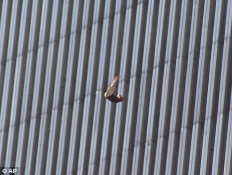 Khoảng 200 người mắc kẹt trong tòa nhà sau vụ máy bay đâm vào Tháp Đôi WTC đã chọn cách tự tử để thoát khỏi sự khó chịu mà mùi nhiên liệu, sức nóng và khói bụi từ đám cháy gây ra.