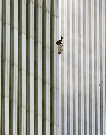 Bức ảnh nổi tiếng mang tên “Falling Man”, chụp hình một người đàn ông nhảy khỏi những tầng cao nhất của tòa tháp với hi vọng sống sót. Tuy nhiên, bảo tàng vụ khủng bố 11/9 không trưng bày hình ảnh này vì cho rằng nó “quá sức chịu đựng” của một số người, nhất là những người mất thân nhân trong thảm kịch.
