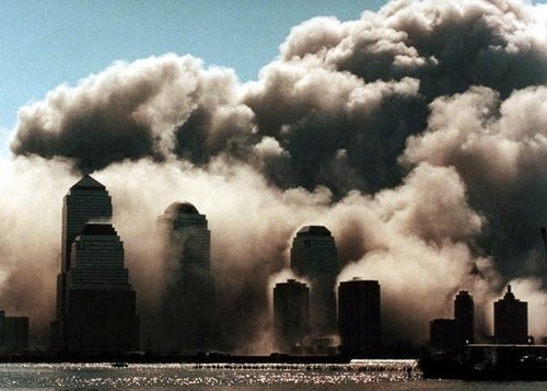 Vụ khủng bố tạo ra đám bụi khổng lồ bốc cao hàng ngàn mét trên bầu trời New York.