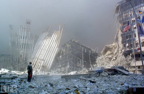 Sự kiện 11/9 gây tổn thất lớn về người và của. Theo Guardian, kinh tế Mỹ thiệt hại khoảng 1.000 tỷ USD. Washington đã thông qua gói chống khủng bố khẩn cấp 40 tỷ USD ngày 14/9/2001 để truy lùng thủ phạm của vụ tấn công.