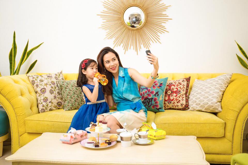 Lưu Hương Giang và con gái diện trang phục tông xuyệt tông, selfile đầy ấn tượng.