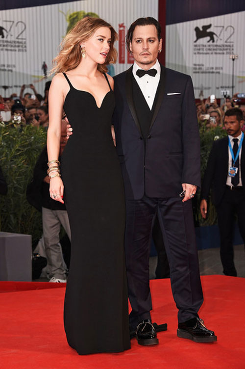 Johnny Depp và Amber Heard snahs bước bên nhau với tông màu đen quý phái sang trọng