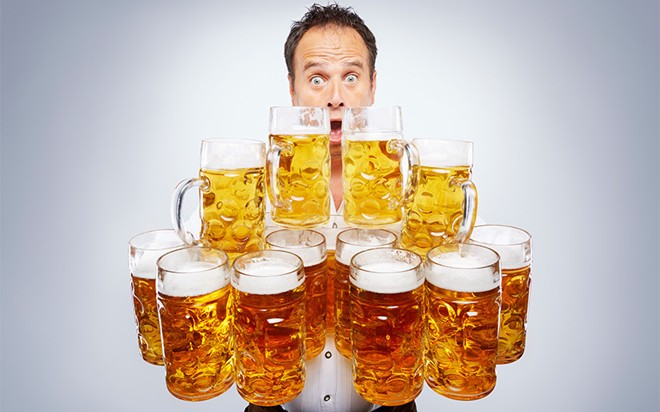 Bồi bàn người Đức, Oliver Struempfel, người mang được nhiều cốc bia nhất trên thế giới, có thể cầm 27 cốc bia cùng lúc năm 2014. Thành quả này đến từ nỗ lực tập luyện nhiều tháng của anh.