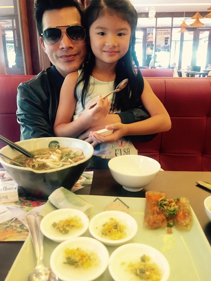 Trần Bảo Sơn cùng con gái đi ăn sáng. Đã có lúc, nam diễn viên bày tỏ, chỉ cần có con bên cạnh, anh như được hồi sinh.