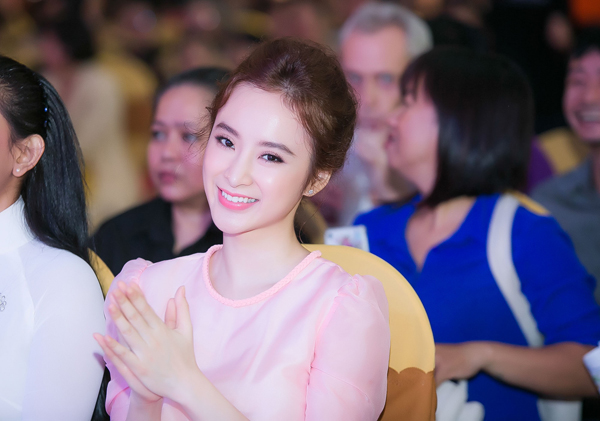 Angela Phương Trinh đẹp ngỡ ngàng sau nghi vấn yêu Trần Bảo Sơn