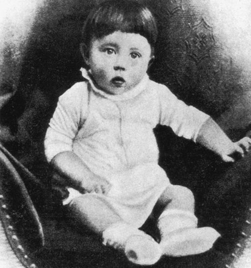 Khi còn trẻ, Hitler mơ ước trở thành một nghệ sĩ.. Y 2 lần nộp đơn xin được vào học tại Viện Nghệ thuật Vienna nước Áo (năm 1907 và 1908) nhưng đều bị từ chối. Hitler bỏ học năm 16 tuổi mà không có chứng chỉ nào. Ảnh: Getty.